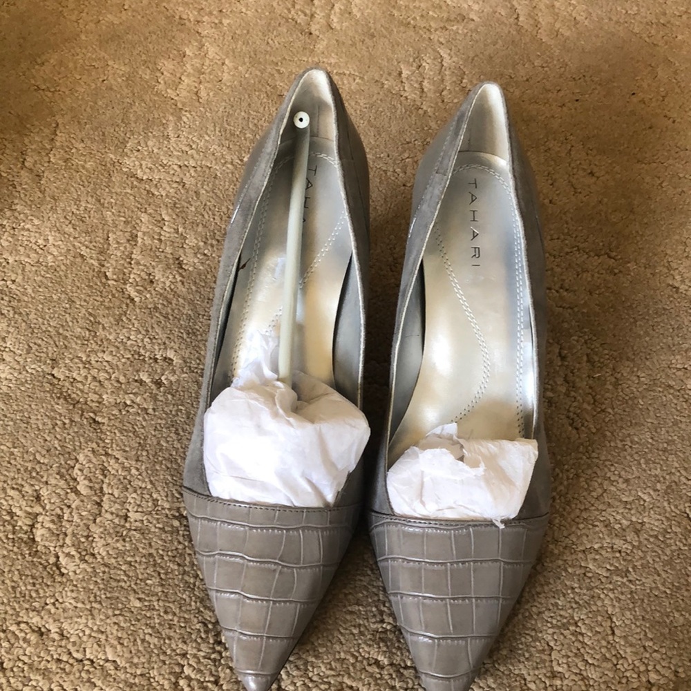 TAHARI  7.5M Grey suede pump
